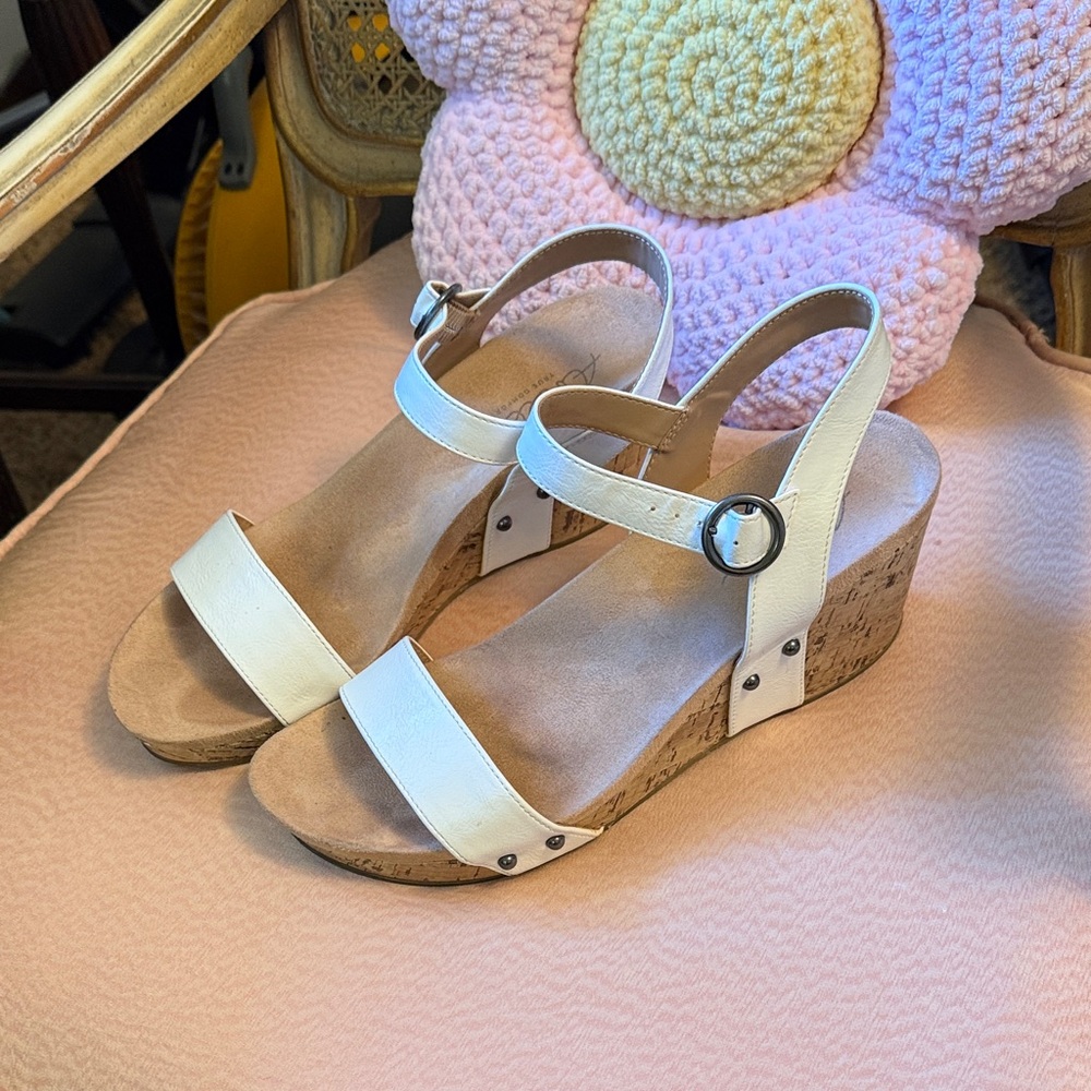 Abella White Wedge Sandals 10